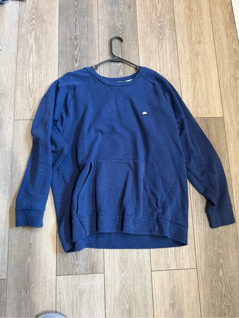 Nike Men’s Dark Blue Crewneck Sweatshirt with Small Logo